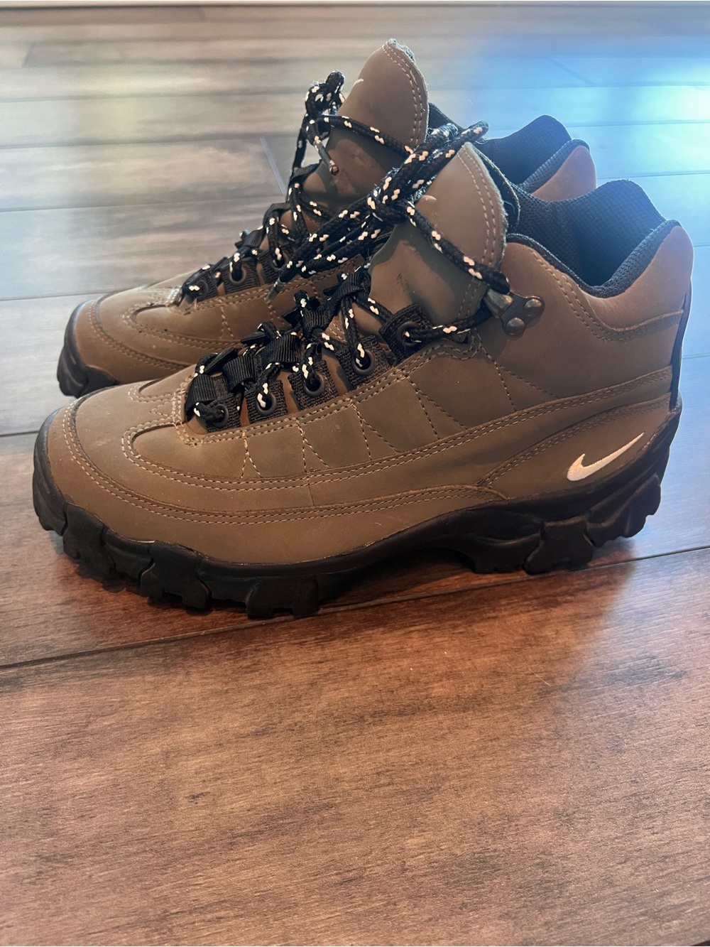 Vintage Nike ACG 90s Hiking Boots Women’s Size 7.5 Excellent Condition
